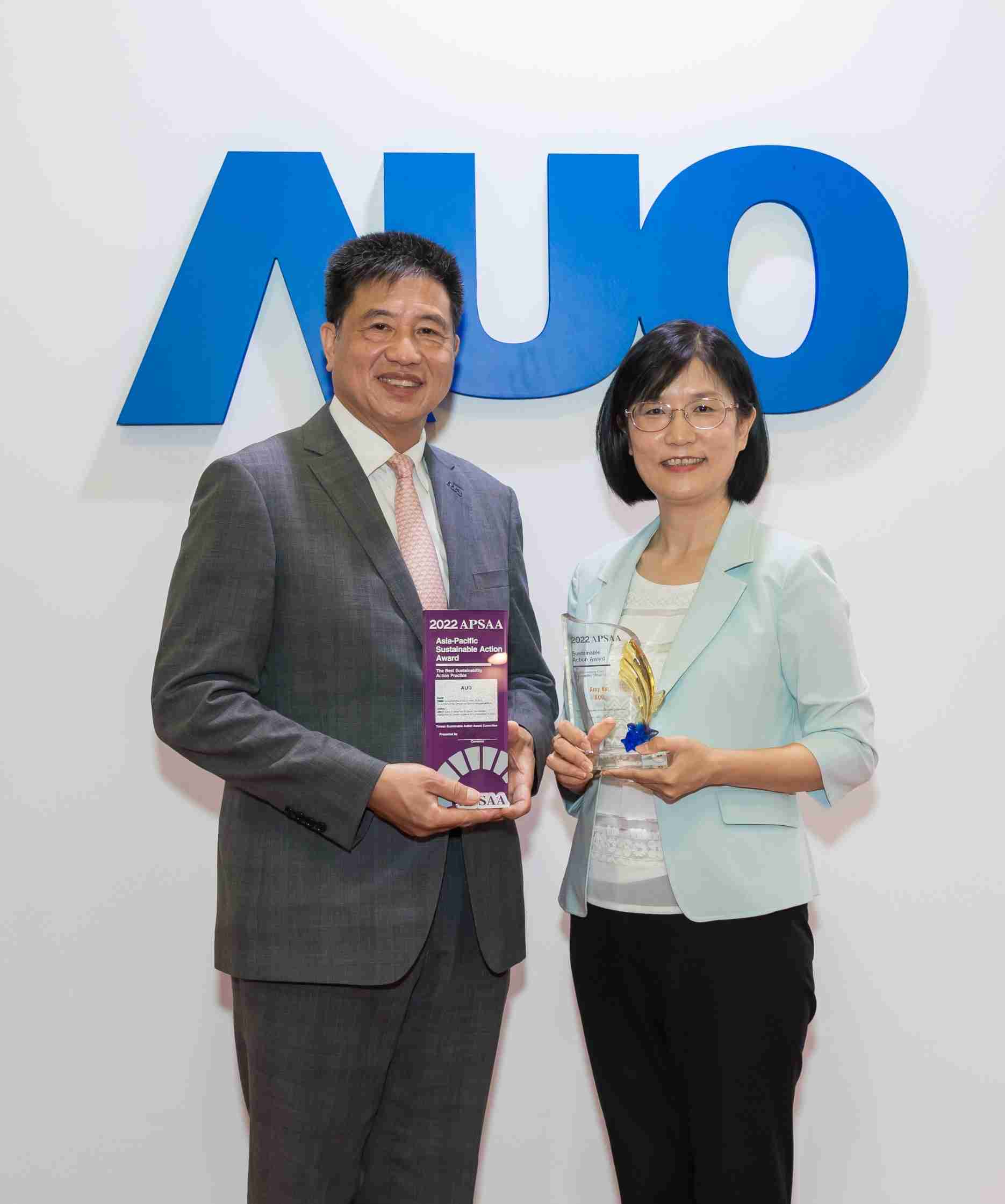 CG电子长期垫筑永续远景的基石，，，透过ESG暨气候委员会逐步实践永续策略蓝图。。。。其中，，，CG电子光电永续长古秀华带领团队、、、、制定中长期目标，，，，缔造多面向亮眼表现，，获得「顶尖永续长奖」的个人奖殊荣（左：CG电子光电董事长暨执行长彭双浪，，，右：CG电子光电永续长古秀华）