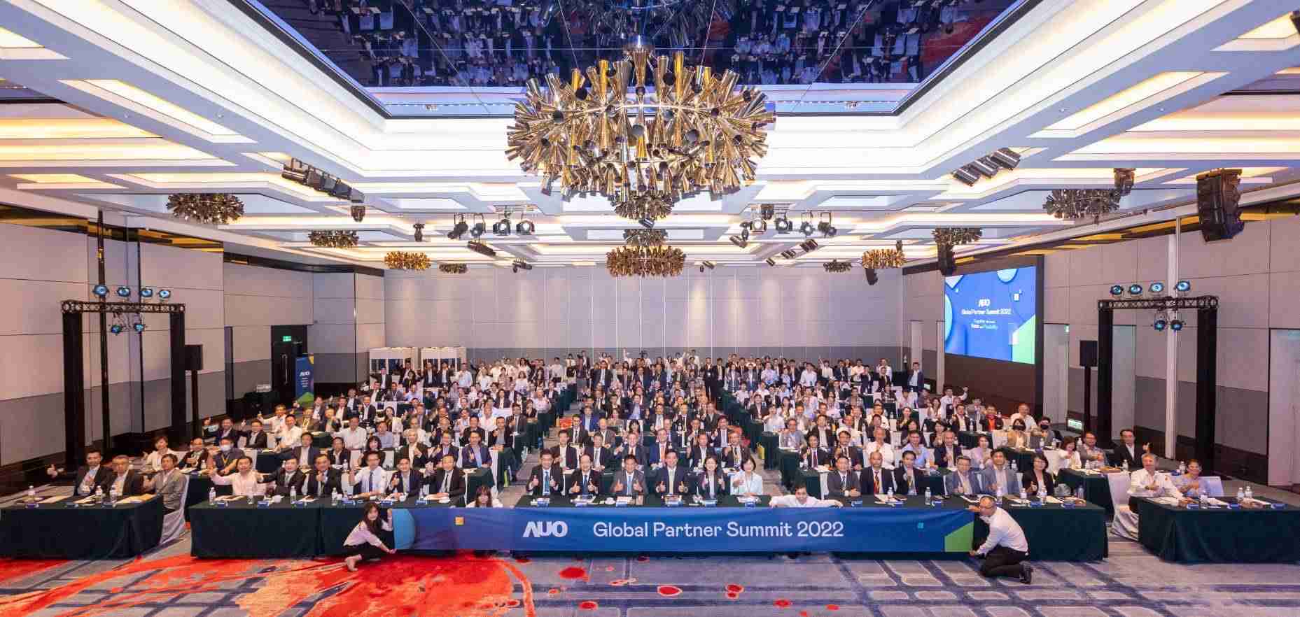 友達推動「安心、、、、創新、、用心、、、同心、、、盡心」五星職旅，，，為菲籍員工打造全方位照護，，，首度贏得「人權實踐與發展領袖獎」殊榮