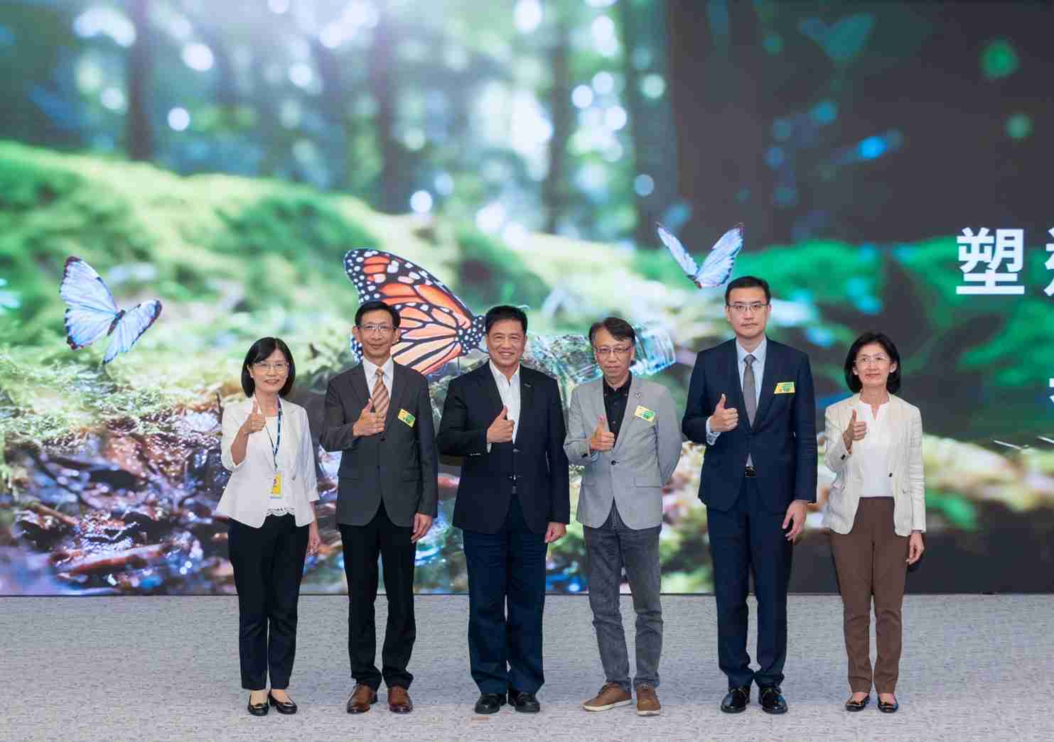 友達2023 CSR共榮大會，，邀請領域專家分享交流生物多樣性管理趨勢、、、、無塑產品、、海廢永續塑料等議題  （圖左到右：友達光電永續長古秀華、、3M台灣技術長陳君杰、、、、友達光電董事長暨集團策略長彭双浪、、、光寶科技企業永續發展處處長陳慶暉、、、安永聯合會計師事務所執業會計師曾于哲、、、、友達光電供應鏈總部副總經理吳宜芳）