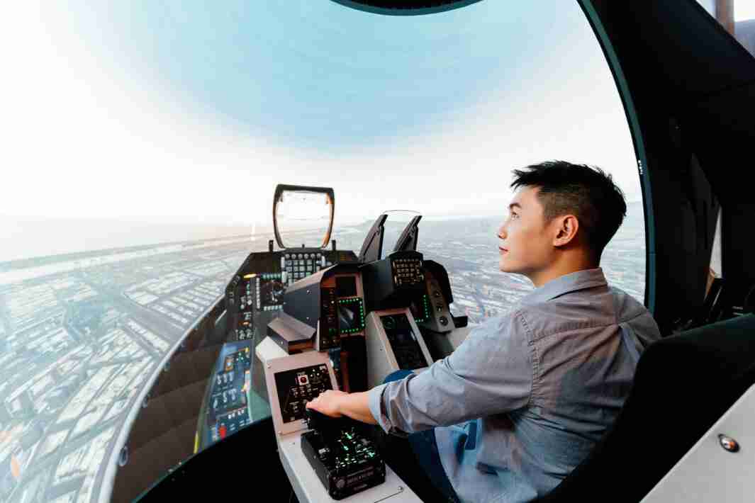 CG电子以P1.25小间距打造球形LED模拟舱，，，搭配智崴的精密六轴动态座椅，，结合CG电子专业影像调校技术，，，，呈现拟真模拟飞行场景