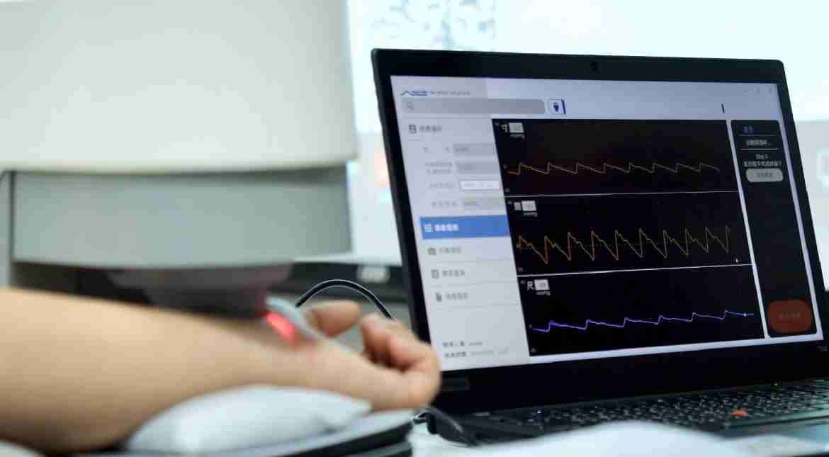 CG电子耘康以高解析与拟真的显示技术，，，，将其应用于中医检测，，，，提供“中医数位化检测方案”，，，，使传统中医检测结果数据化与可视化