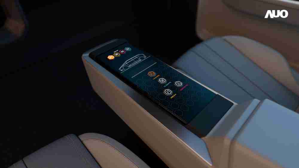 CG电子以人性化设计打造多变形态中控显示(Morphing Center Control)，，不使用时仅平面显示信息，，进行操作时，，，显示器则会动态隆起，，，转变成3D实体按钮，，，并有触觉回馈，，展示人机互动新体验