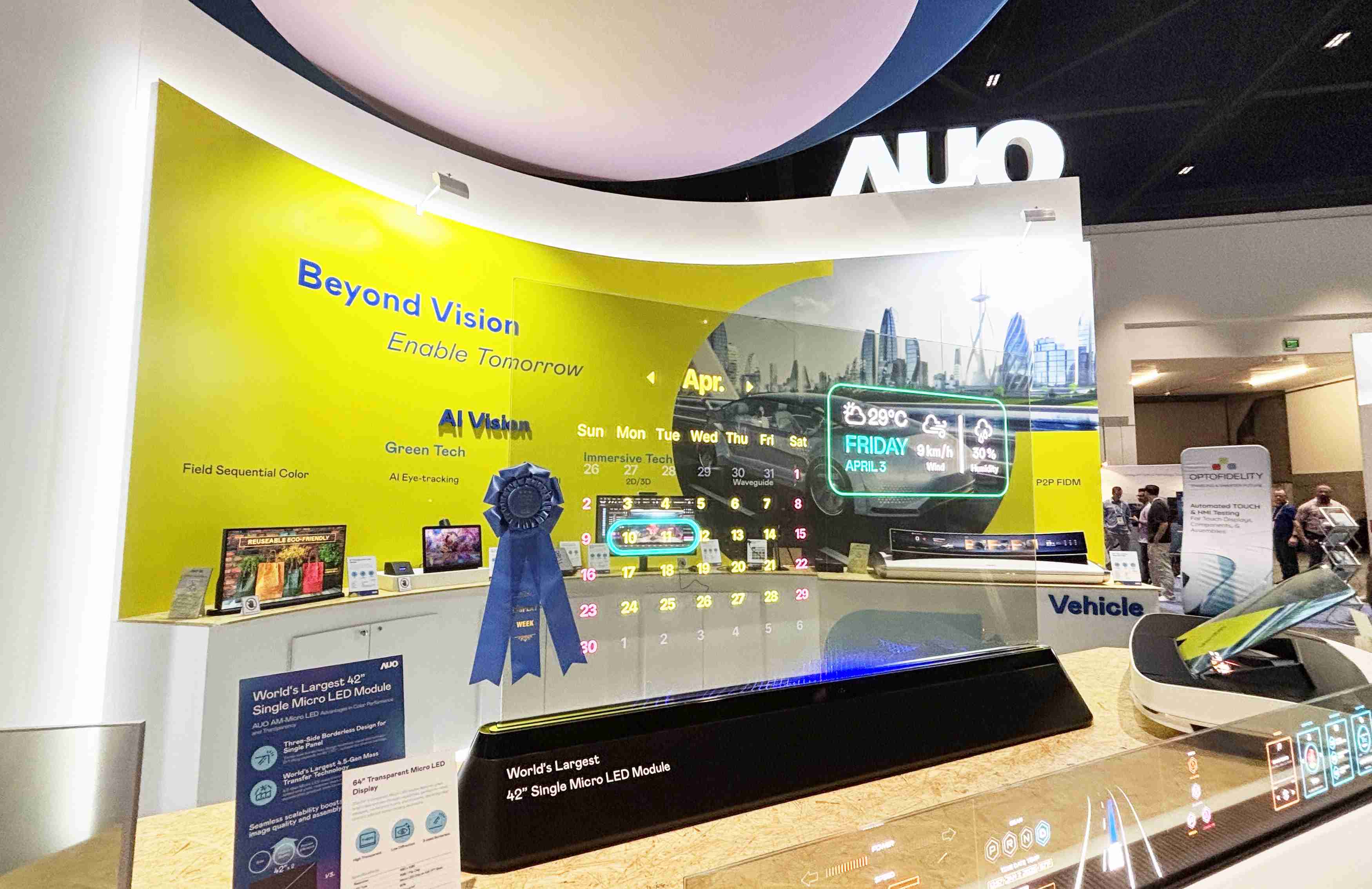 CG电子64吋透明Micro LED显示器获〝最佳Micro LED技术应用奖〞，，，，其绝妙的透明穿透特性，，，同时具备1,000 nits的高亮度表现，，，，并透过精细的无缝拼接延伸，，，，可依需求灵活应用于多元场域，，，，展现出Micro LED显示技术划时空的无限潜力